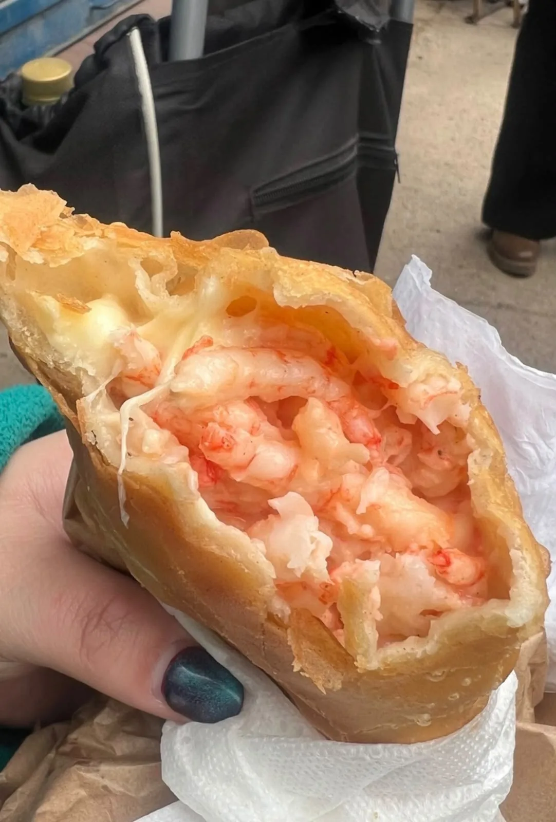 Primer plano de una empanada de mariscos recién frita.